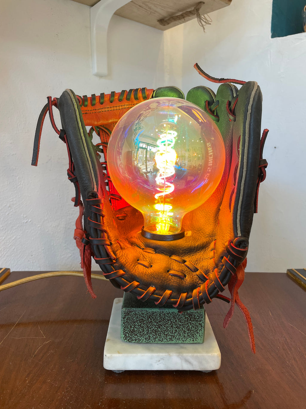 Lampada Da Tavolo realizzata su guantone da Baseball