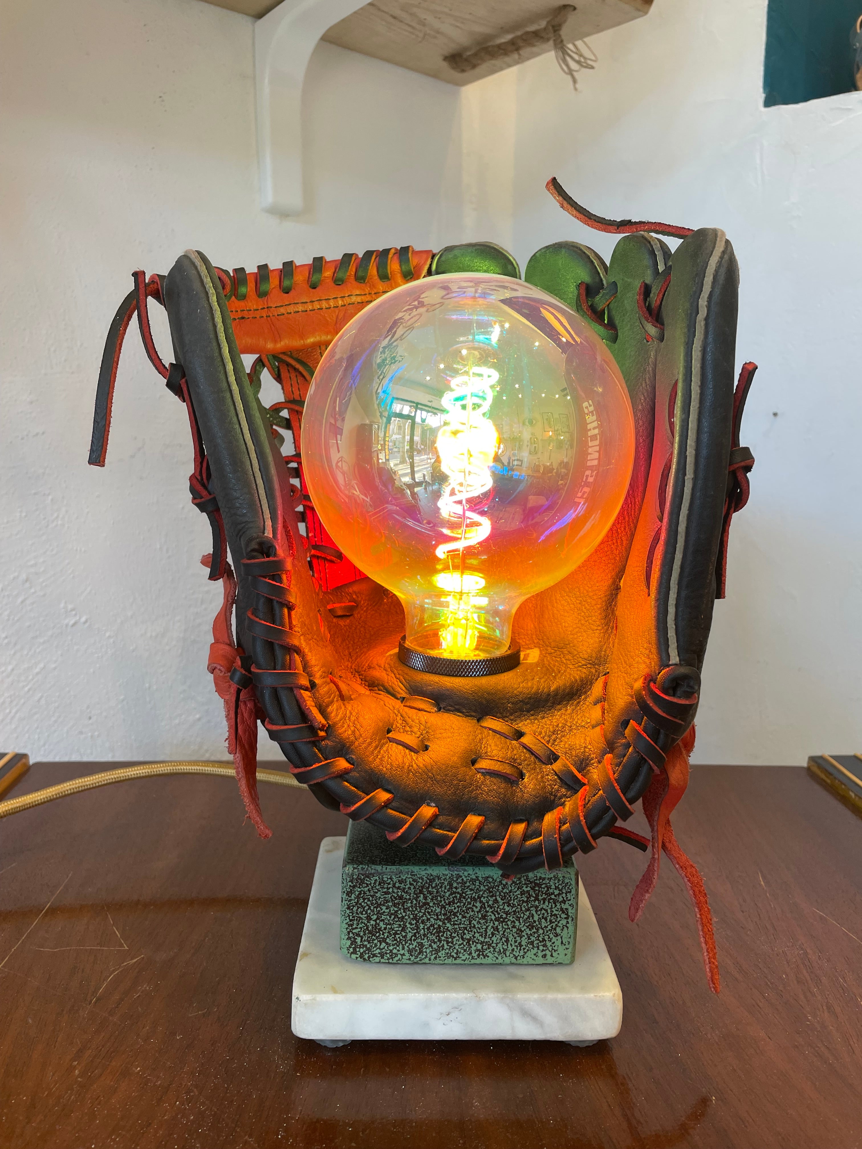 Lampada Da Tavolo realizzata su guantone da Baseball