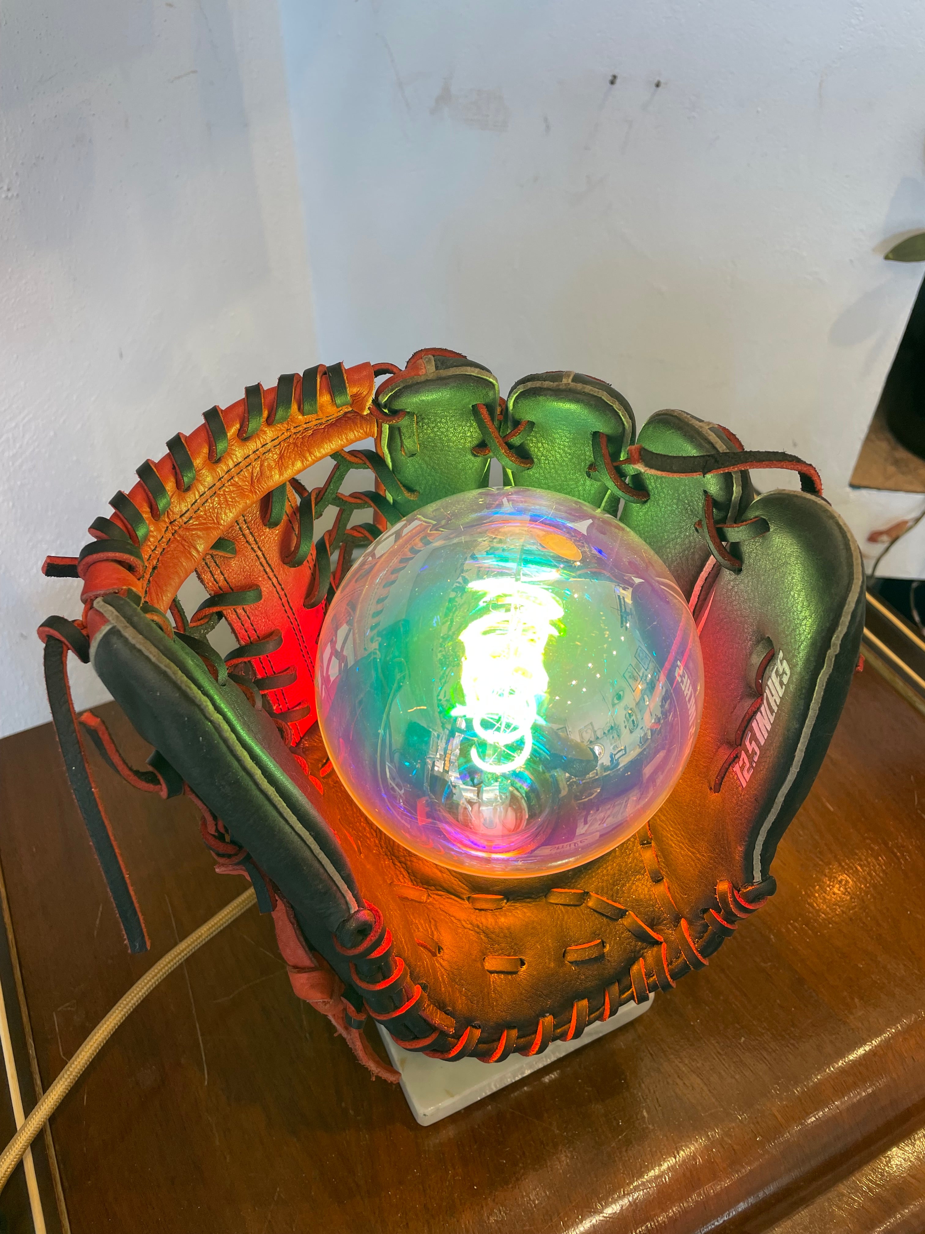 Lampada Da Tavolo realizzata su guantone da Baseball