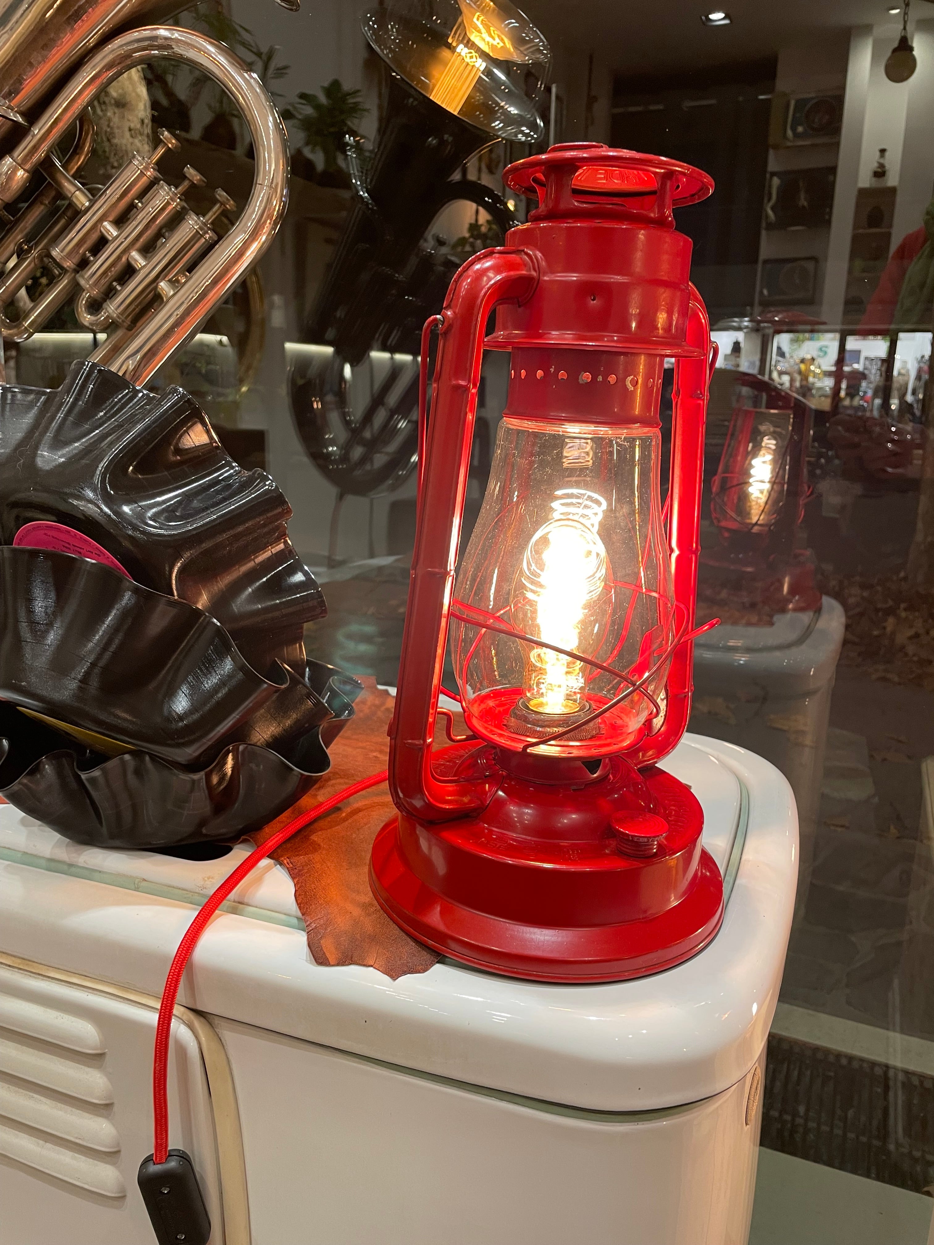 Lampada Da Tavolo realizzata da lampada ad olio rossa