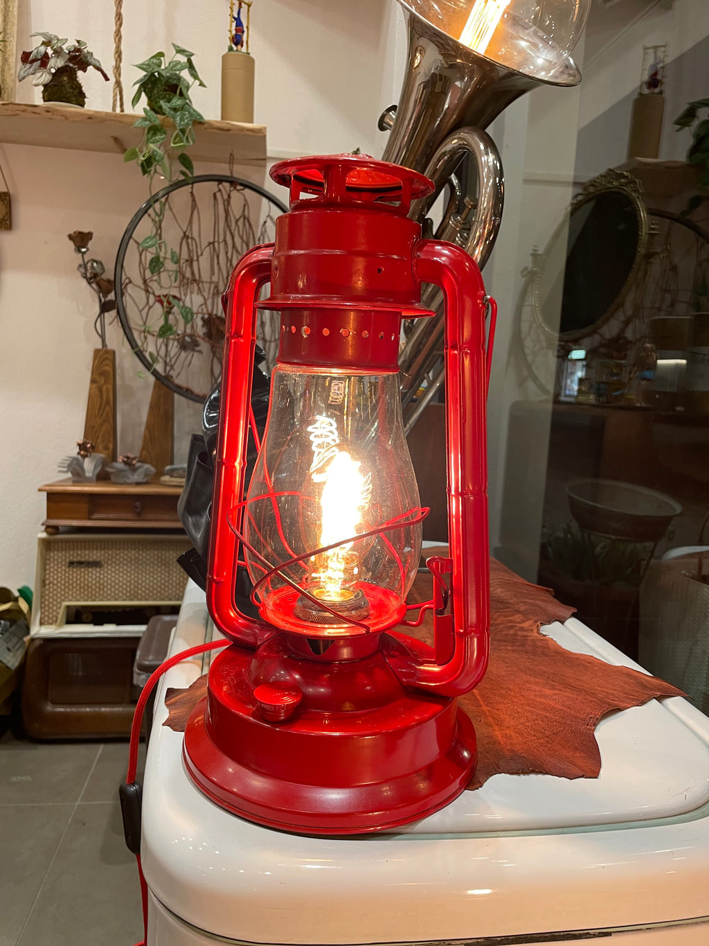Lampada Da Tavolo realizzata da lampada ad olio rossa