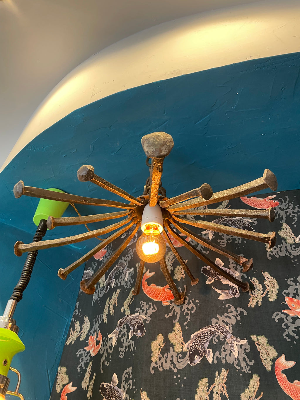 Lampadario rustico vecchi chiodi