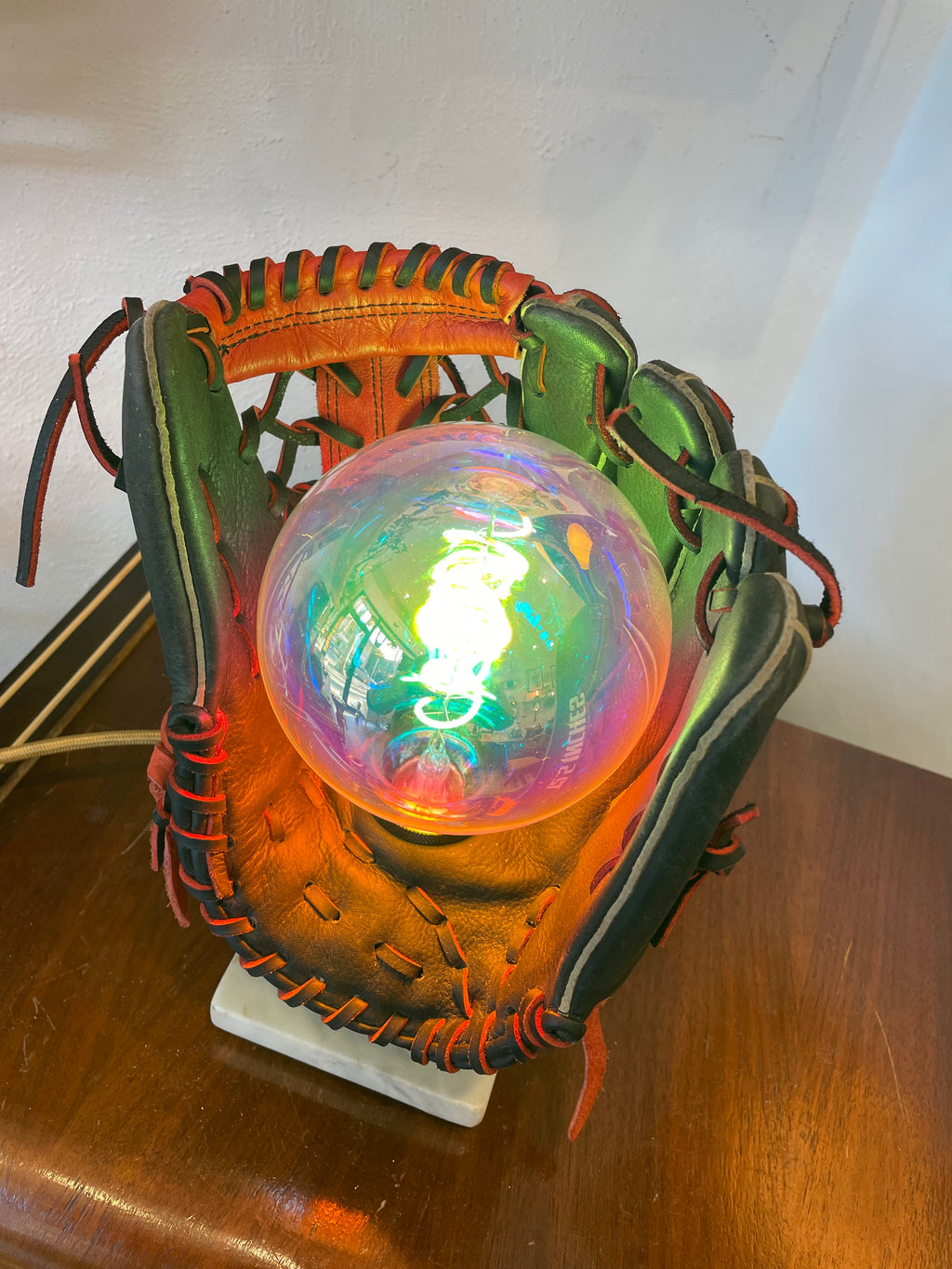 Lampada Da Tavolo realizzata su guantone da Baseball