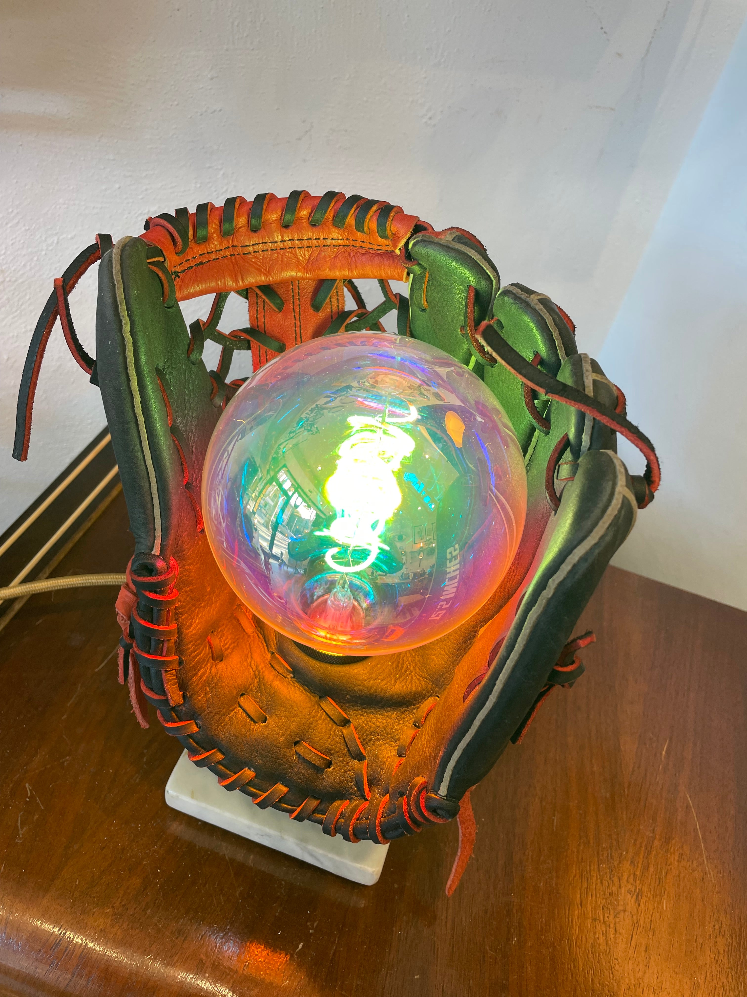Lampada Da Tavolo realizzata su guantone da Baseball