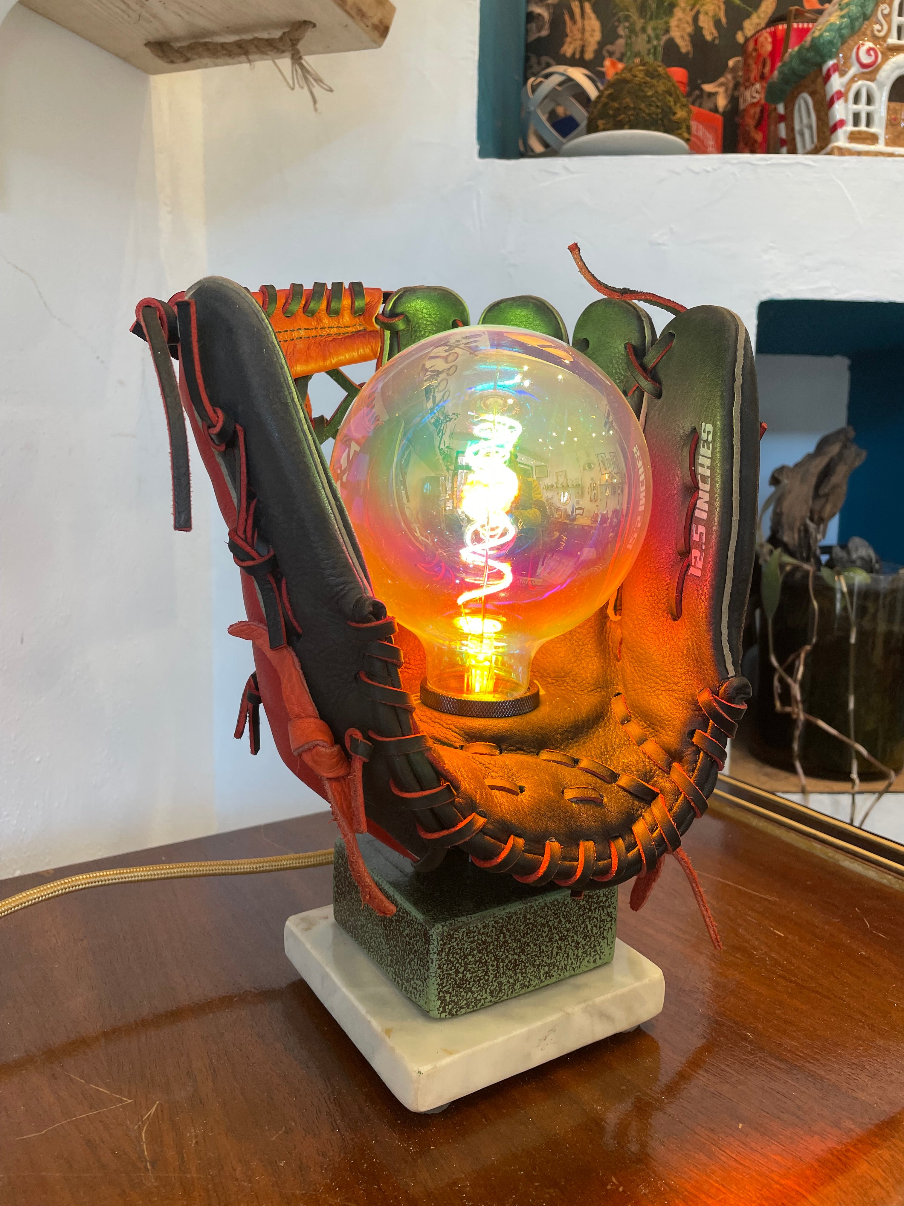 Lampada Da Tavolo realizzata su guantone da Baseball