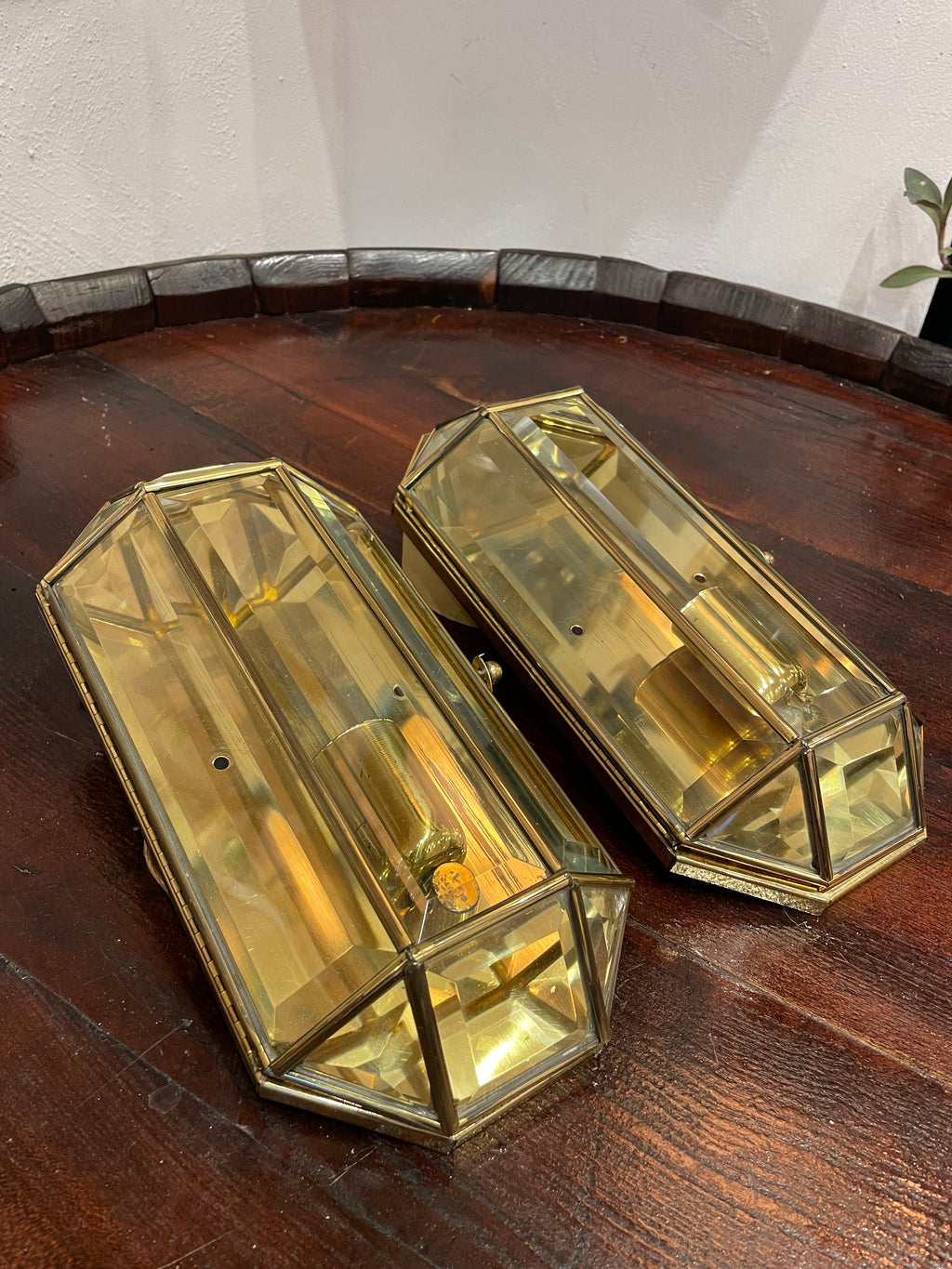 Coppia di applique anni ‘60 in ottone e vetri molati