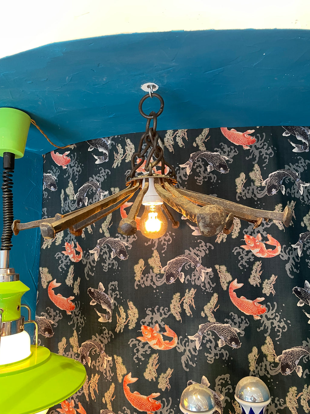 Lampadario rustico vecchi chiodi