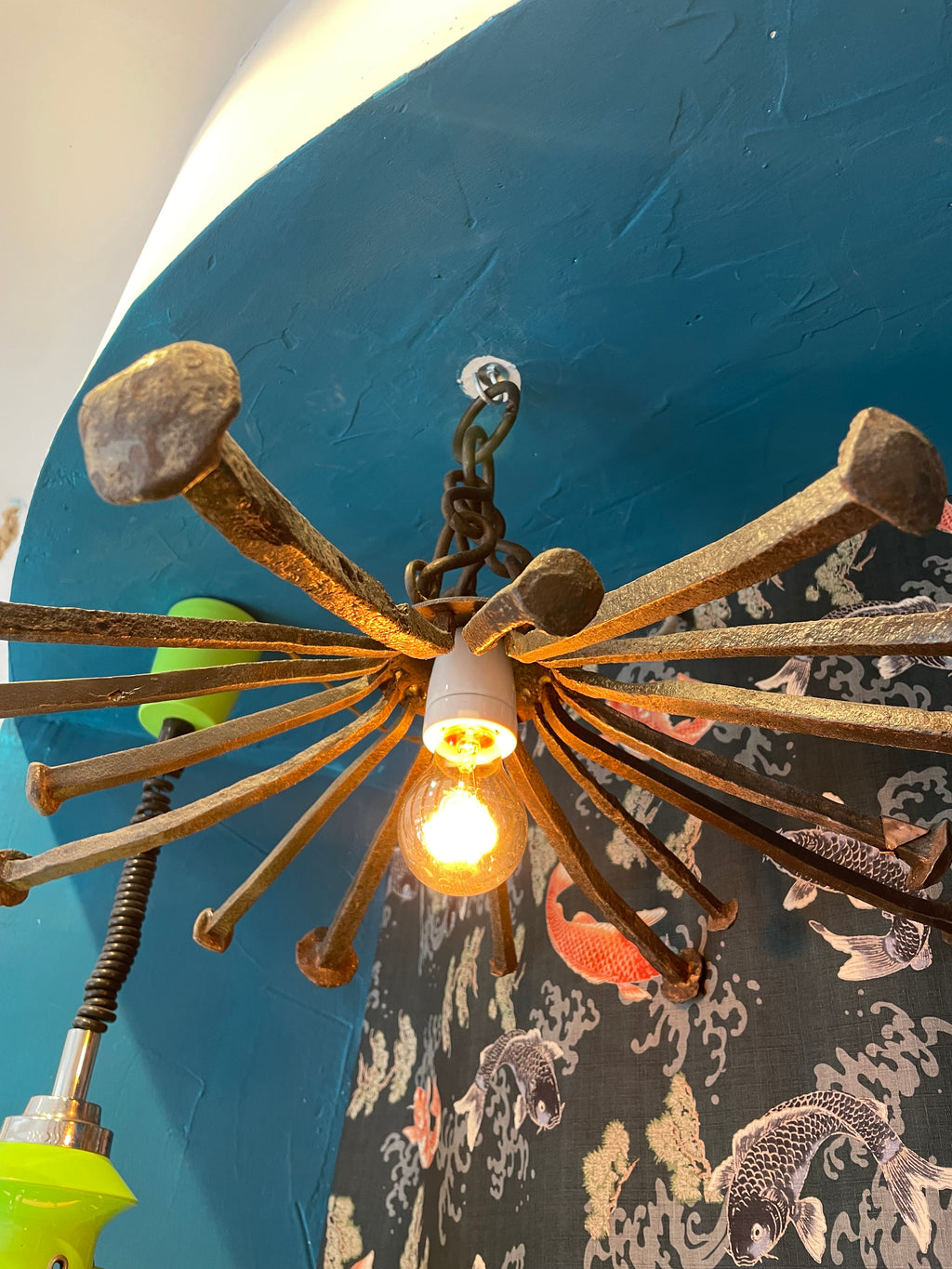 Lampadario rustico vecchi chiodi