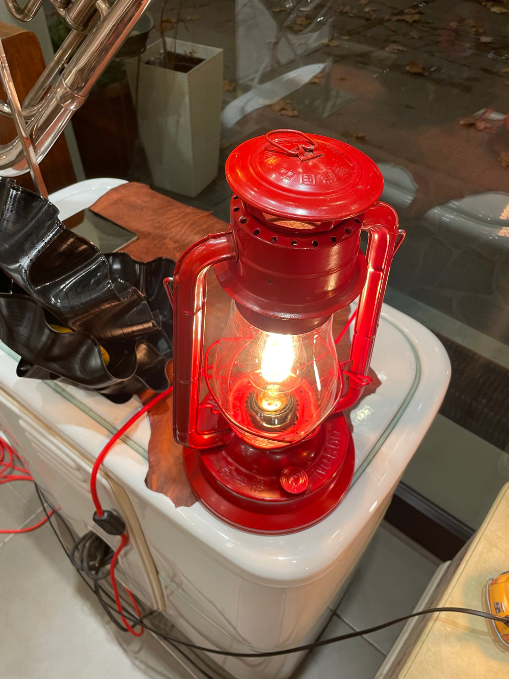 Lampada Da Tavolo realizzata da lampada ad olio rossa