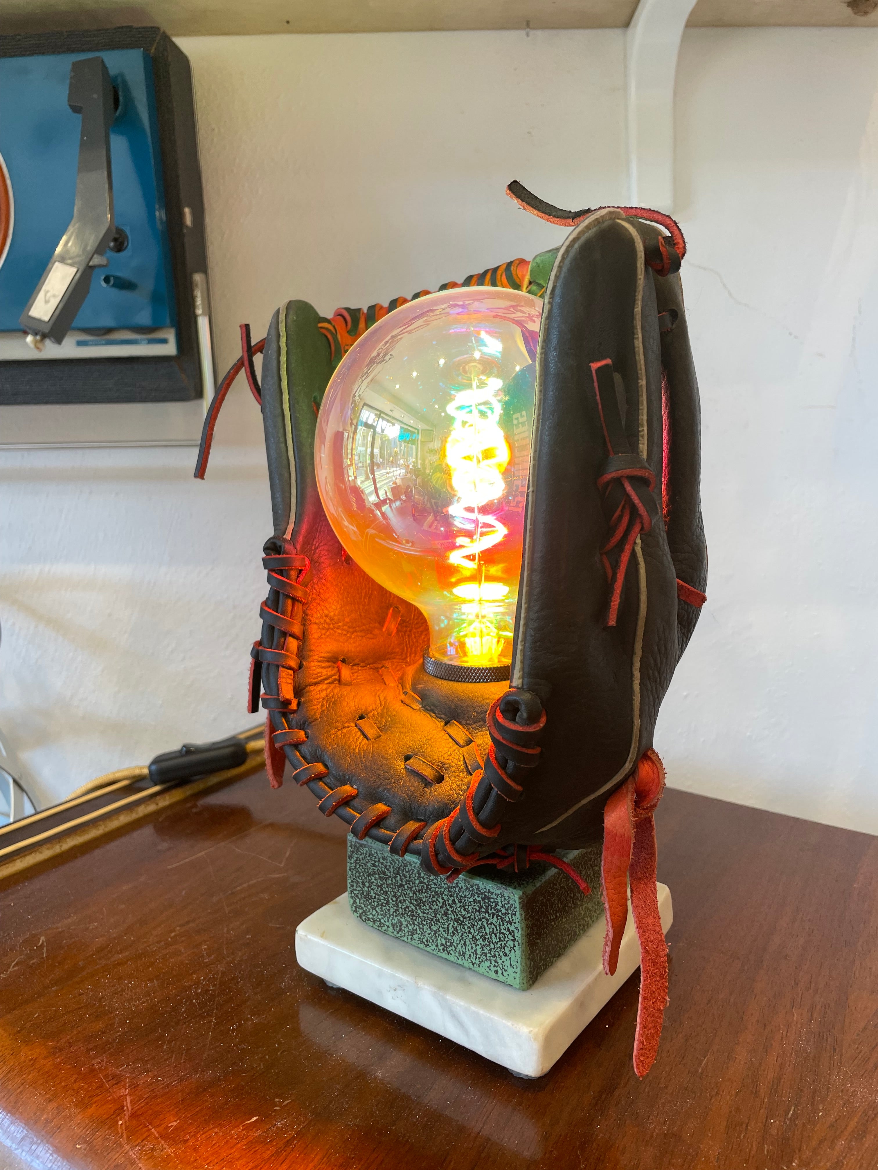 Lampada Da Tavolo realizzata su guantone da Baseball