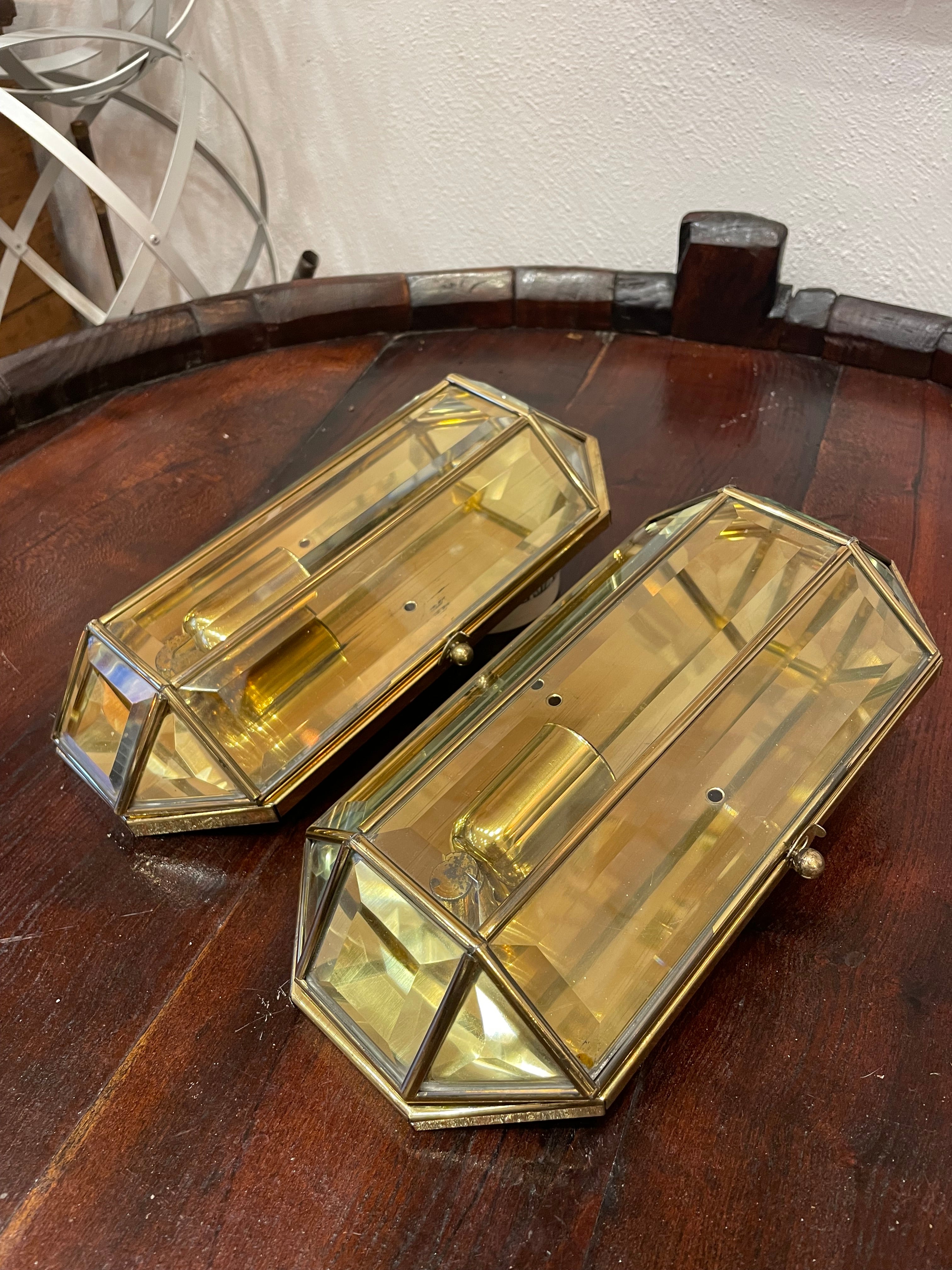 Coppia di applique anni ‘60 in ottone e vetri molati