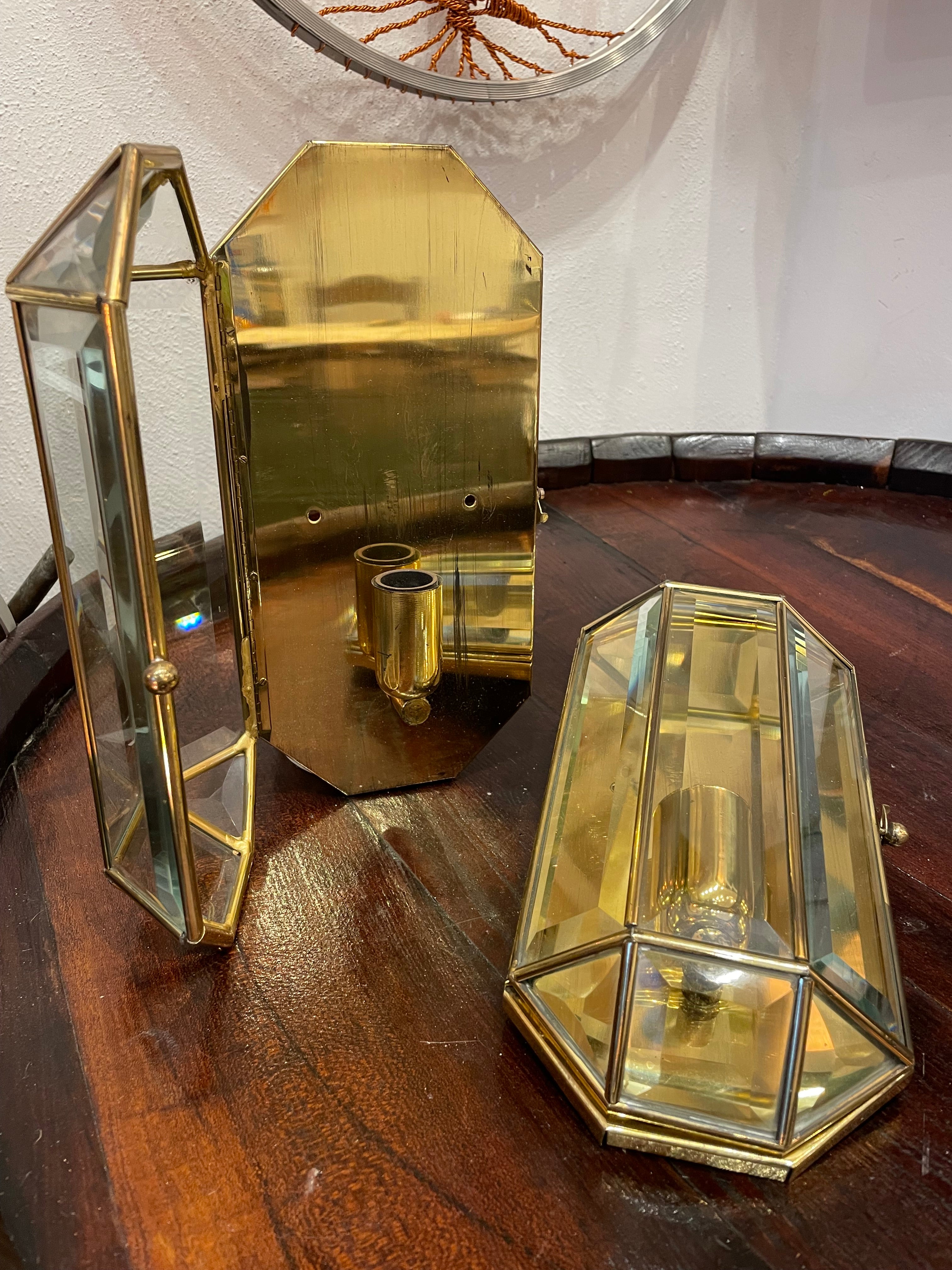 Coppia di applique anni ‘60 in ottone e vetri molati