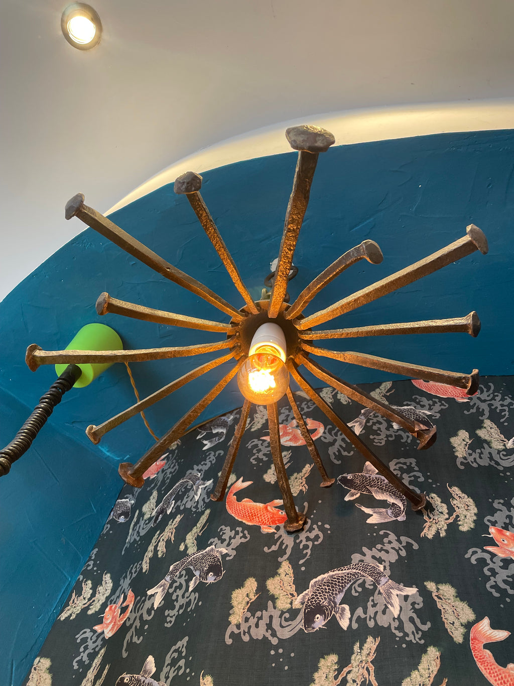 Lampadario rustico vecchi chiodi