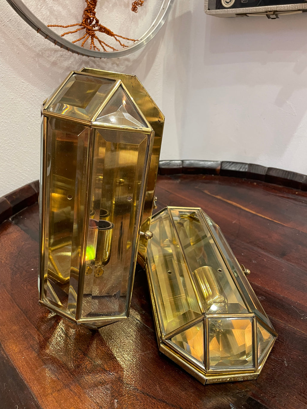 Coppia di applique anni ‘60 in ottone e vetri molati