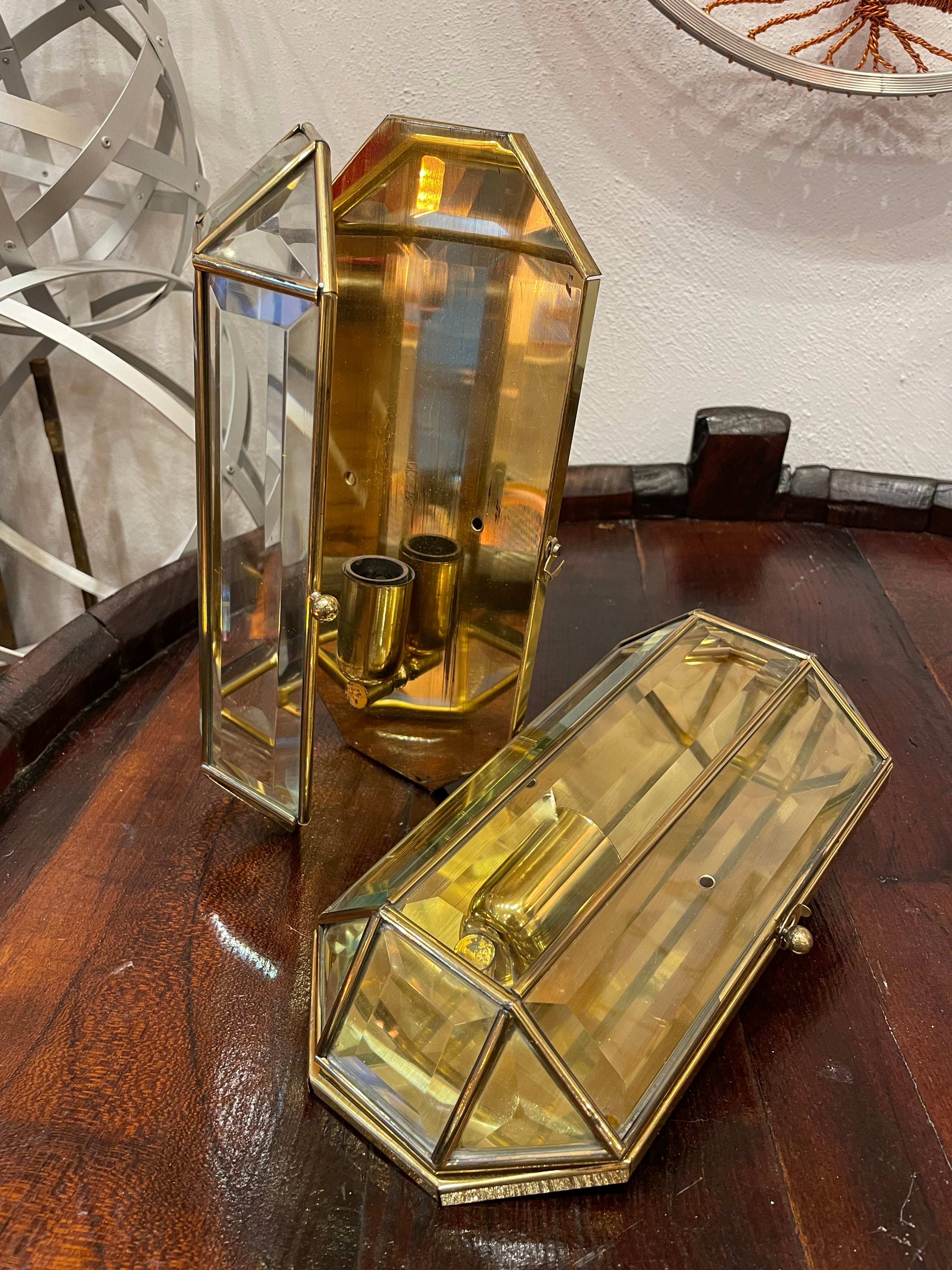 Coppia di applique anni ‘60 in ottone e vetri molati