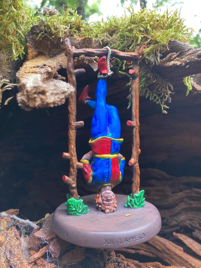 Statuina Appeso arcano maggiore XII tarocchi dipinta a mano - Major Arcana XII Tarot Hanged Man Figurine Hand Painted