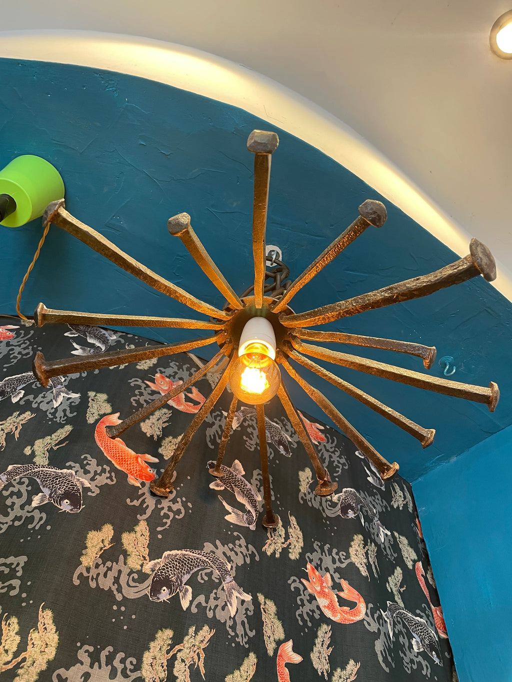 Lampadario rustico vecchi chiodi