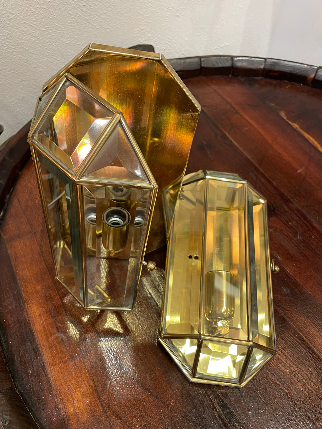 Coppia di applique anni ‘60 in ottone e vetri molati