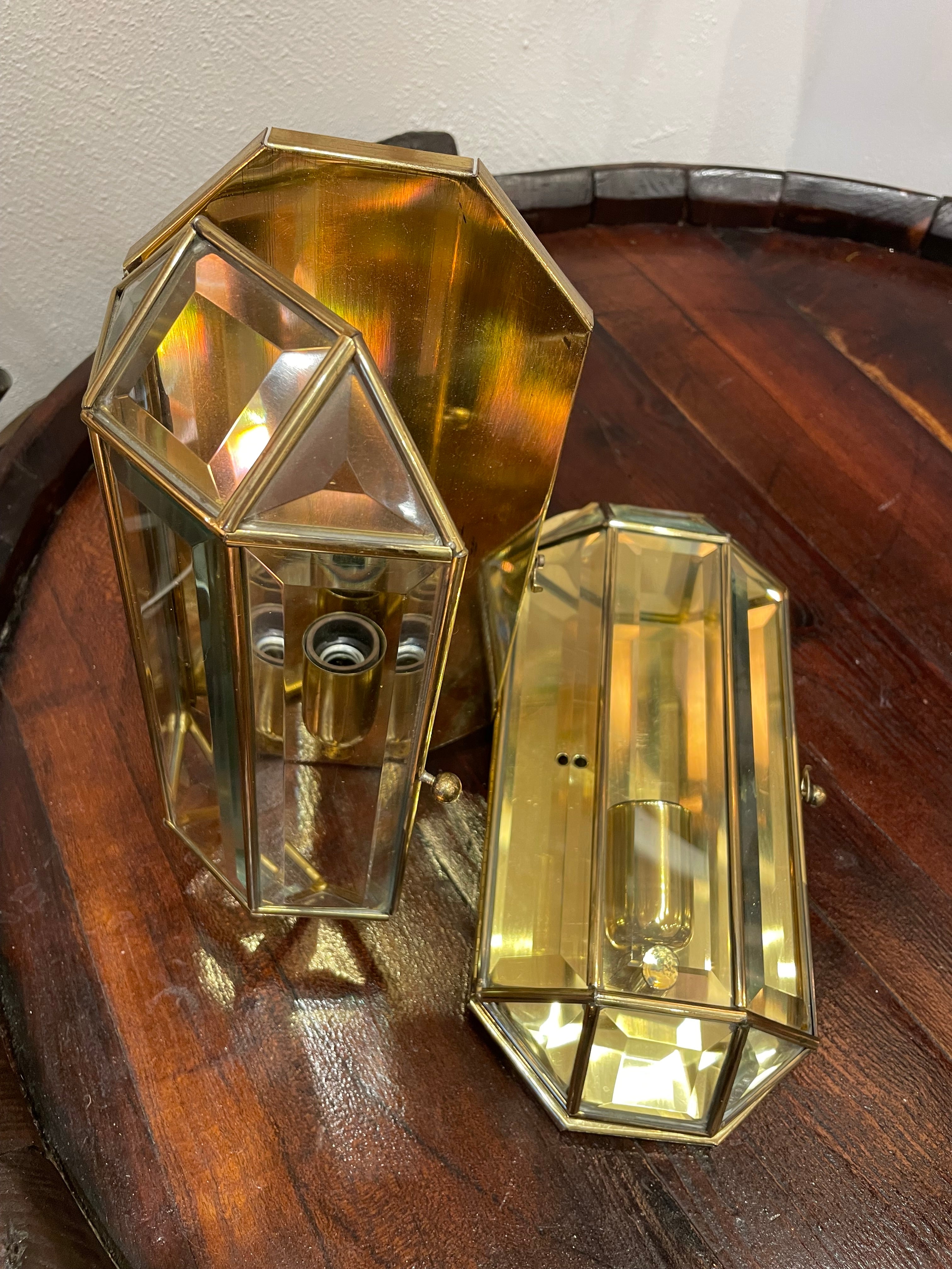 Coppia di applique anni ‘60 in ottone e vetri molati