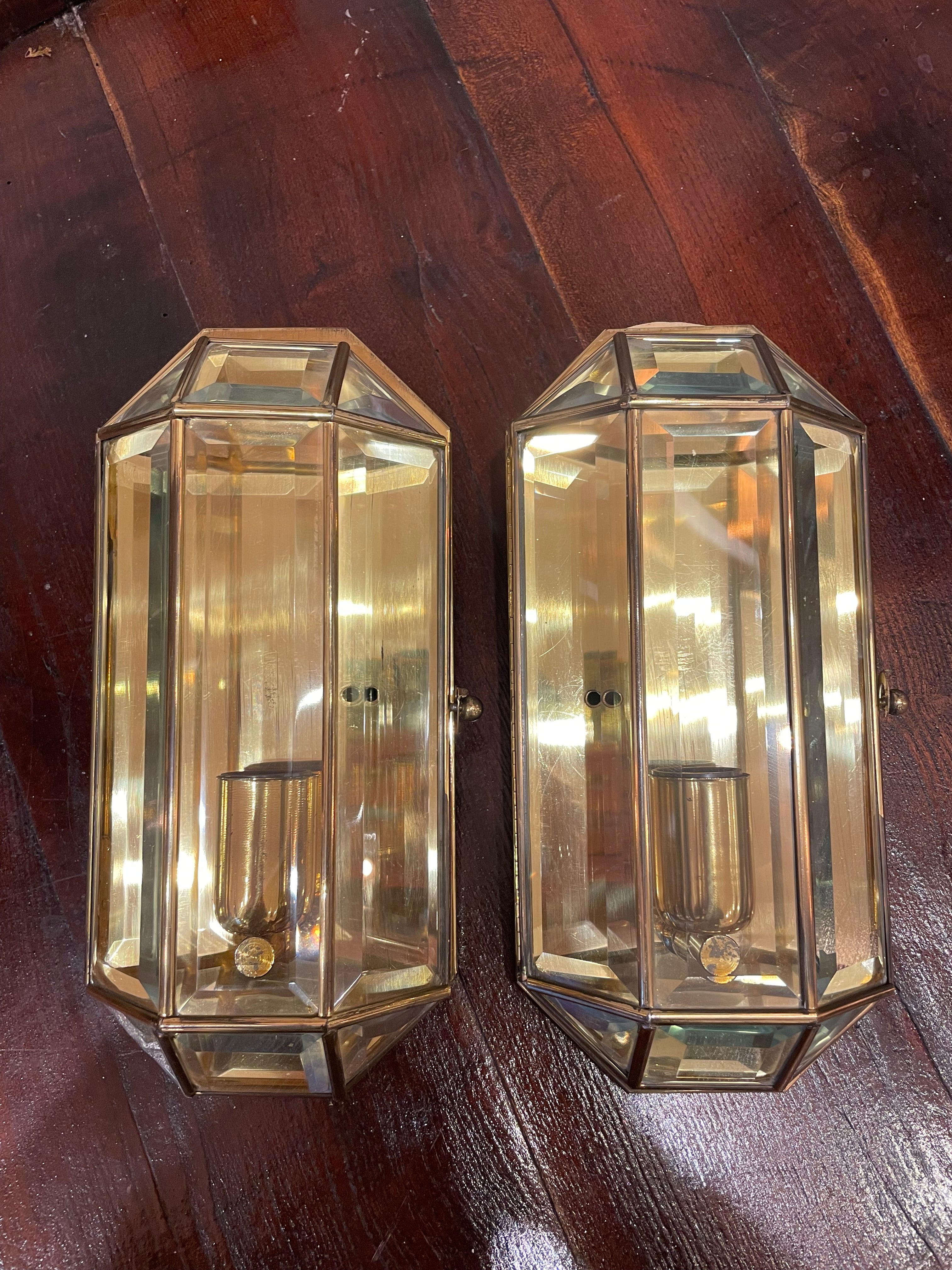 Coppia di applique anni ‘60 in ottone e vetri molati