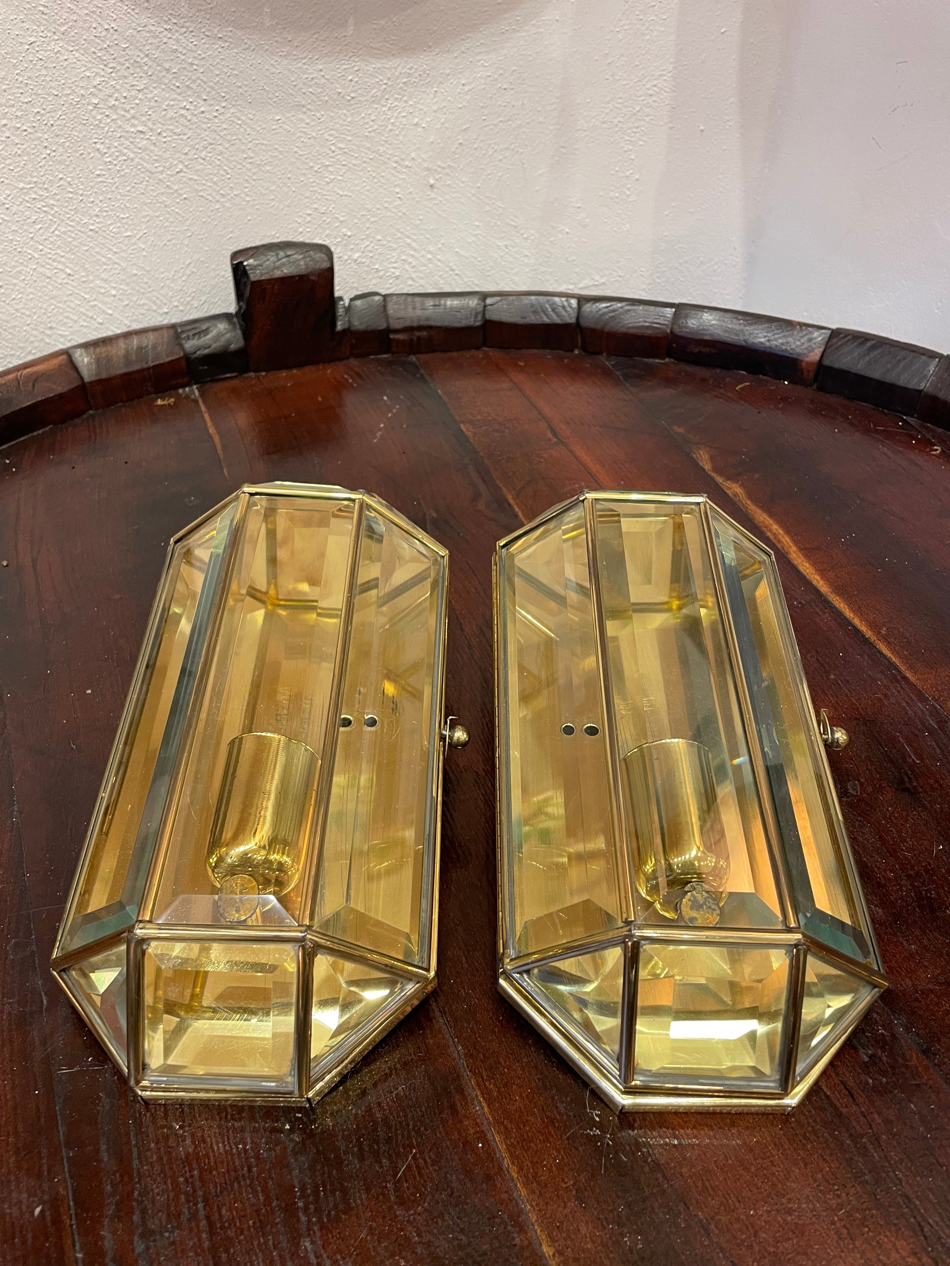 Coppia di applique anni ‘60 in ottone e vetri molati