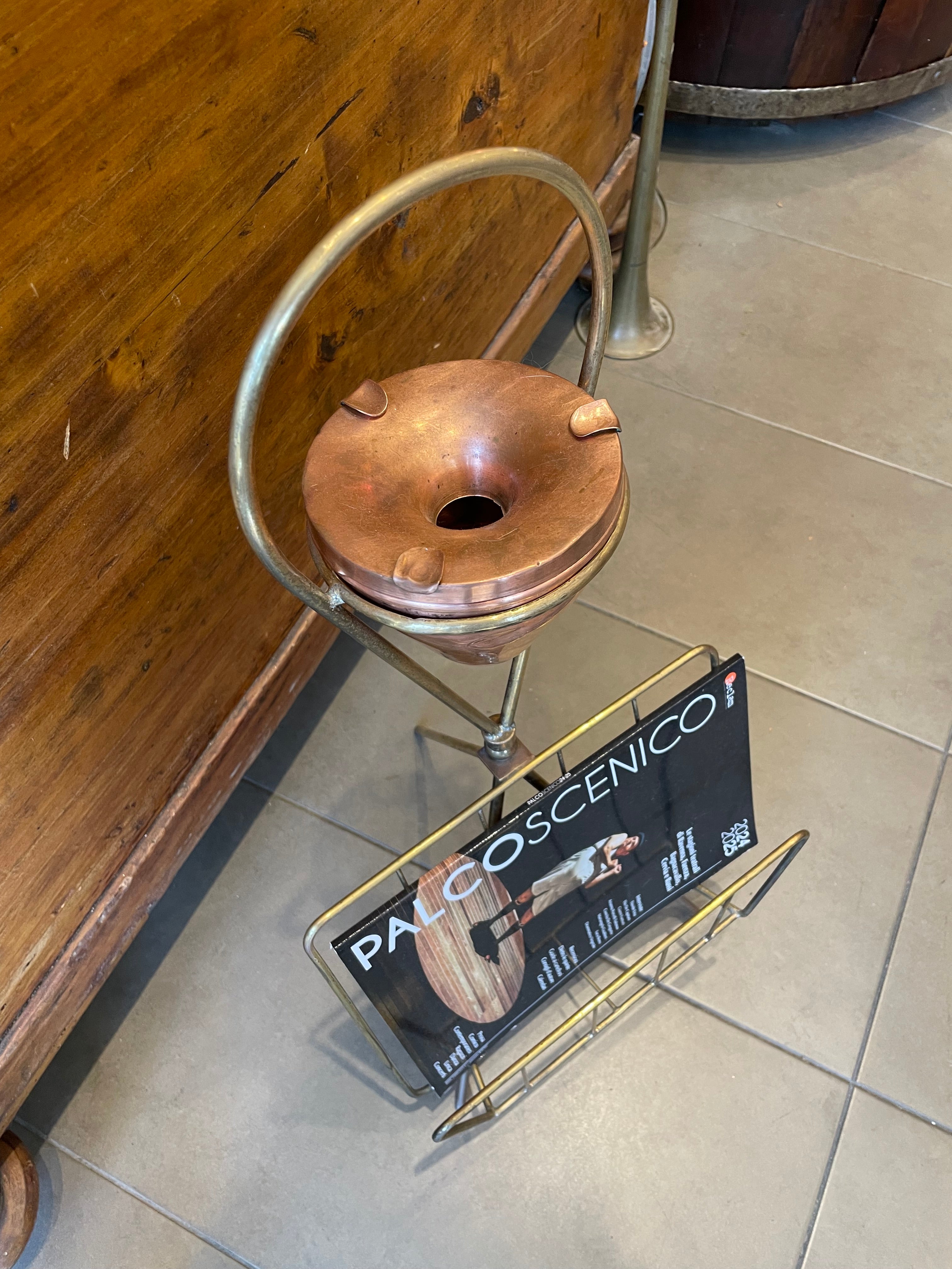 Portariviste Vintage anni 60’ con posacenere in rame