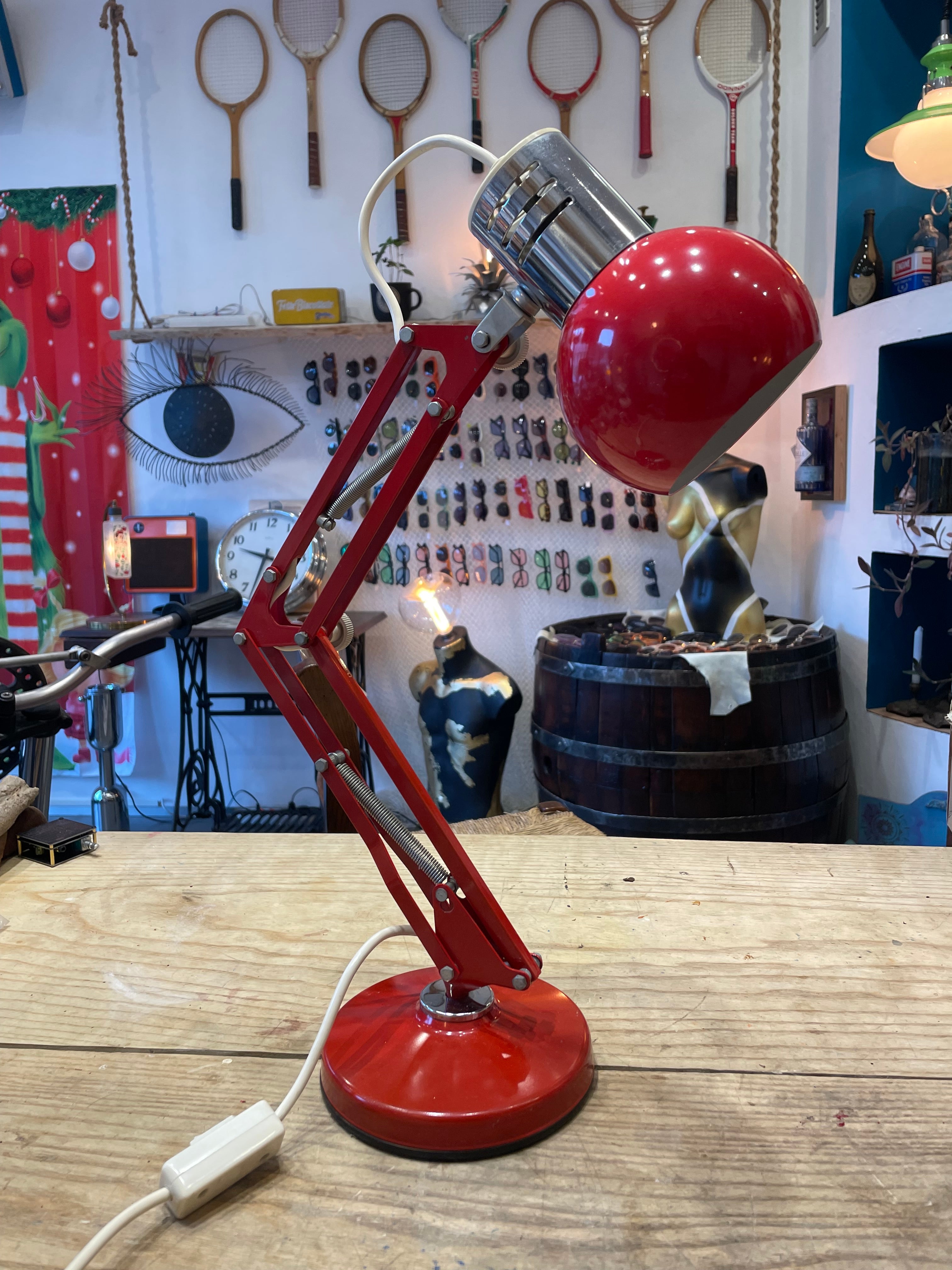 Lampada Da Tavolo Rossa Braccio Articolato Su Base Girevole Space Age