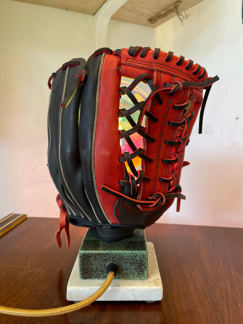Lampada Da Tavolo realizzata su guantone da Baseball