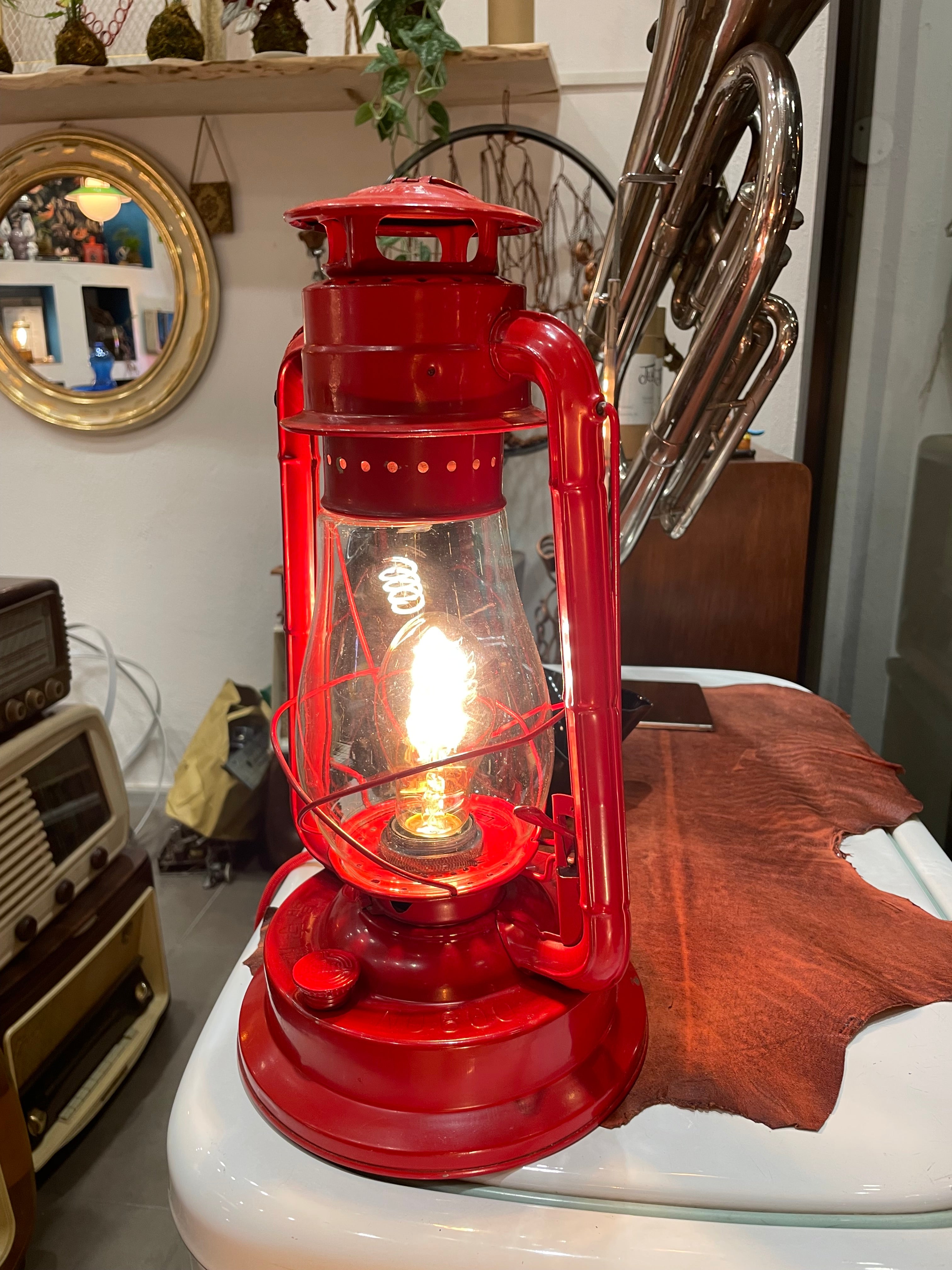 Lampada Da Tavolo realizzata da lampada ad olio rossa